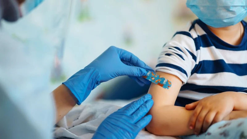 Cũng như nhiều loại vắc xin khác, vắc xin sốt xuất huyết có thể gây ra một số phản ứng phụ nhẹ sau tiêm