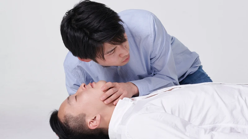 Đặt người bệnh nằm đúng tư thế để bảo vệ đường thở và hạn chế nguy cơ sặc