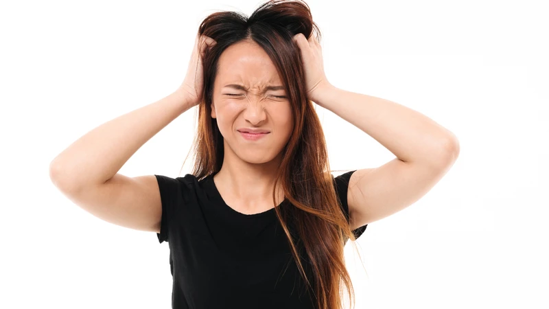 Da đầu là vị trí dễ bị vẩy nến, triệu chứng thường là đỏ viêm ngứa và bong vẩy trắng giống gàu
