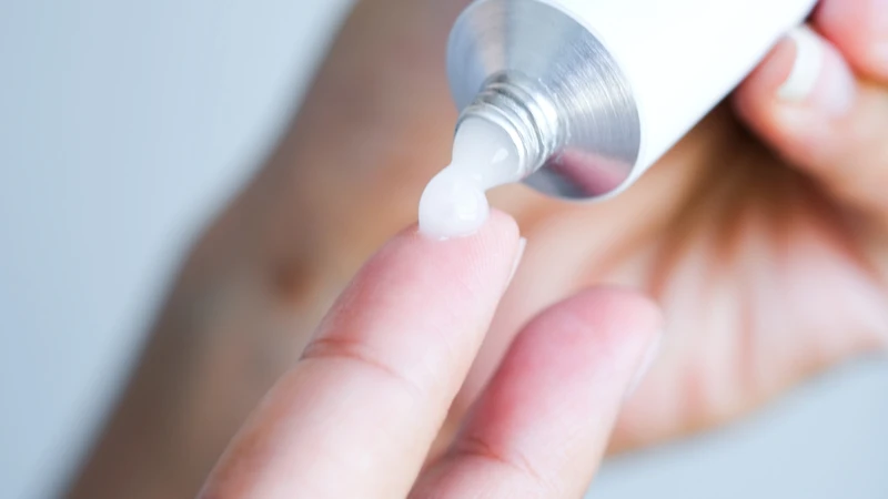 Thoa kem dưỡng ẩm giúp giữ da vùng mí mắt mềm mại, hạn chế tình trạng bong tróc và khô ngứa