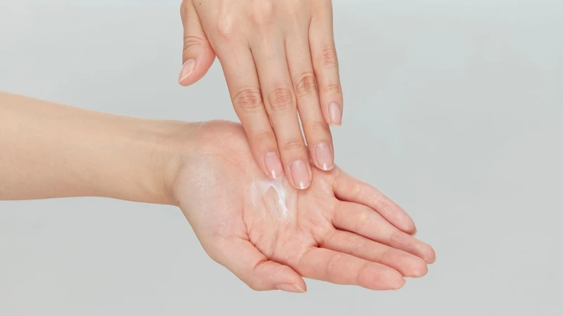 Sử dụng kem dưỡng ẩm không hương liệu, không chất tạo màu để giữ ẩm cho da, hạn chế bong tróc