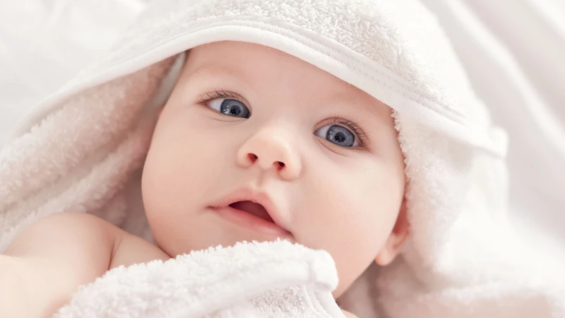 Vệ sinh mắt cho bé giúp làm sạch nhẹ nhàng vùng mắt và mí mắt của bé
