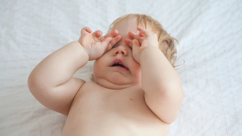 Cha mẹ không nên tự ý mua thuốc nhỏ mắt khi thấy trẻ có ghèn hoặc đỏ mắt