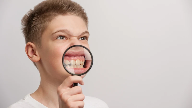 Vệ sinh miệng cho bé bị tay chân miệng sai cách có thể khiến tình trạng nặng hơn