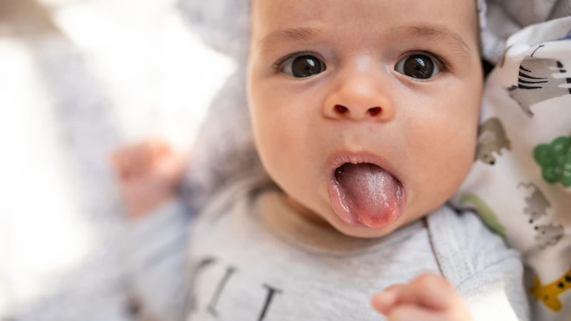 Chọn cách vệ sinh miệng phù hợp theo tuổi của trẻ sơ sinh