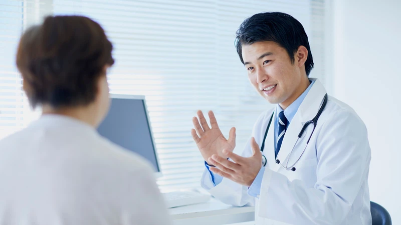 Gặp bác sĩ khi vết bầm lan rộng, đau kéo dài hoặc kèm dấu hiệu bất thường toàn thân