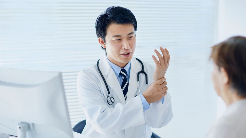 Nếu vết bầm lan rộng, đau kéo dài hoặc kèm sưng đỏ, nên đi khám để được kiểm tra an toàn