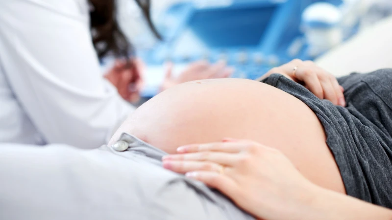 Mẹ bầu nên khám thai định kỳ, trao đổi với bác sĩ về các dấu hiệu bất thường (nếu có) để được tư vấn điều chỉnh phù hợp