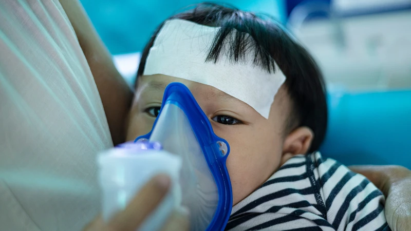 Trẻ dưới 5 tuổi, thường xuyên bị ốm vặt và dễ bị biến chứng như viêm tai giữa, viêm phế quản, viêm phổi