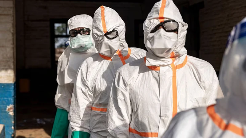 Các chuyên gia y tế nhận định nguy cơ Ebola lan ra ngoài châu Phi hiện chưa ở mức quá cao