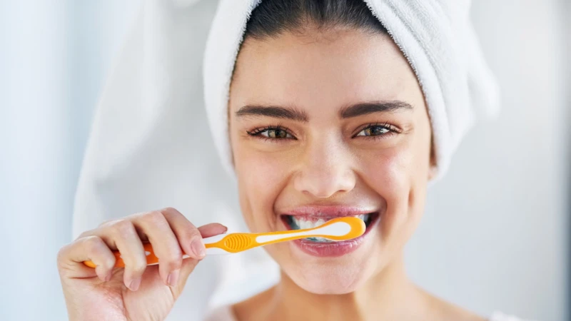 Nên đánh răng và chải lưỡi nhẹ để làm sạch phần màu bám trên lưỡi