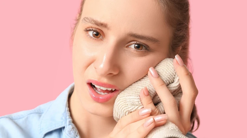 Chườm lạnh là một trong các cách giảm đau khi mọc răng khôn hiệu quả