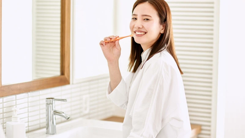 Vệ sinh răng miệng đúng cách cũng góp phần giảm đau khi mọc răng khôn