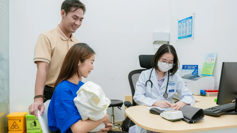 Quy trình tiêm chủng bao gồm khám sàng lọc, tư vấn, tiêm đúng kỹ thuật và theo dõi sau tiêm
