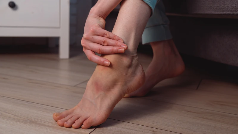 Vết bầm tím ở chân sau khi ngủ dậy có thể do va chạm nhẹ mà bạn không nhận ra