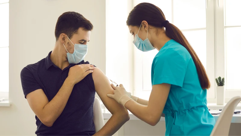 Người có bệnh nền cần tiêm vắc xin gì? 1
