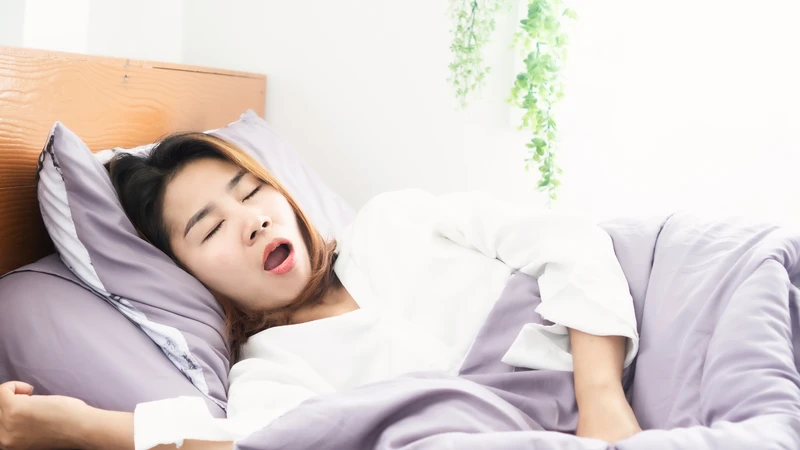 Khô miệng do ngủ há miệng, ngáy hoặc nghẹt mũi có thể làm niêm mạc dễ bị kích ứng và tổn thương hơn