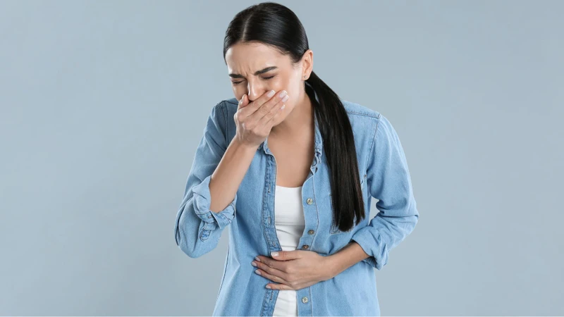 Đau quặn bụng do sỏi mật có thể kèm buồn nôn