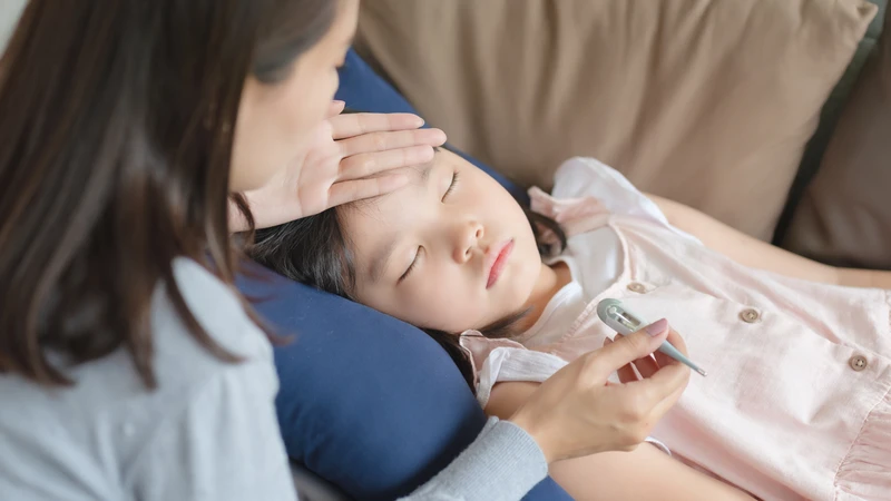 Cần đưa trẻ đến cơ sở y tế ngay nếu sốt cao liên tục từ 39°C trở lên