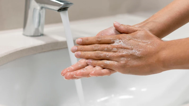 Rửa tay thường xuyên giúp phòng ngừa nguy cơ mắc bệnh tay chân miệng và biến chứng liên quan
