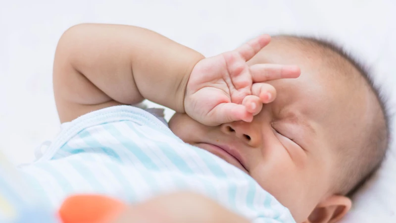 Nếu bé lắc đầu kèm co giật, khóc nhiều hay ít phản ứng, cần tham khảo bác sĩ để đảm bảo an toàn