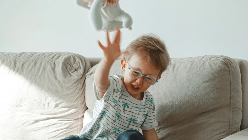 Trẻ hay ném đồ vật vì muốn thu hút sự chú ý của người lớn