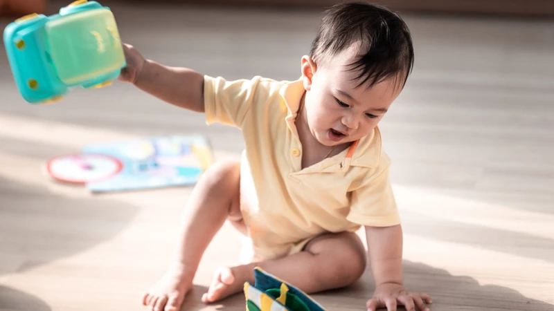 Trẻ hay ném đồ vật vì nhiều lý do như đang thể hiện cảm xúc