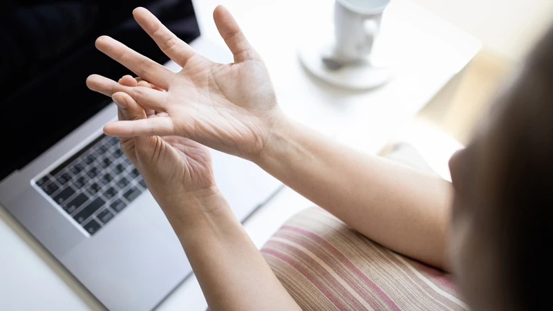 Bài tập kéo giãn nhẹ nhàng giúp giảm cứng khớp