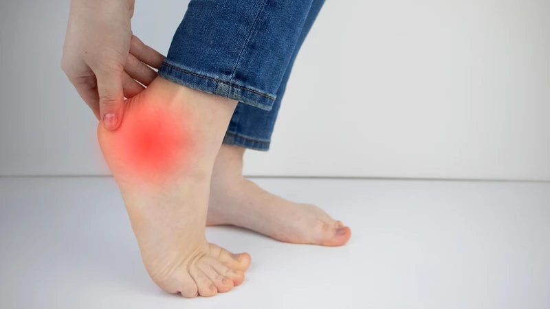 Viêm bao hoạt dịch gót chân do phải chịu tải trọng lớn của cơ thể khi đứng, đi và chạy