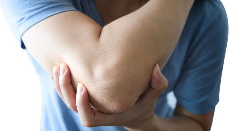 Khi phản ứng viêm tiến triển, vùng xung quanh bao hoạt dịch cảm giác đau nhức