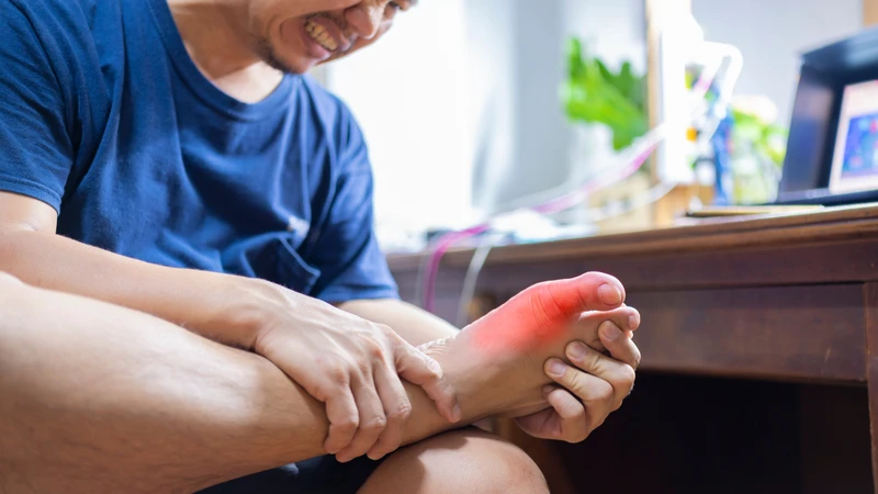 Viêm bao hoạt dịch ngón chân cái thường sưng nhẹ đến sưng rõ, kèm cảm giác nóng và khó chịu