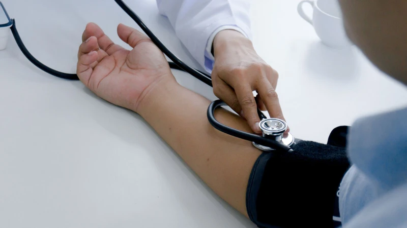 Viêm cầu thận gây tăng huyết áp thường đi kèm các dấu hiệu như phù, đau đầu và mệt mỏi kéo dài