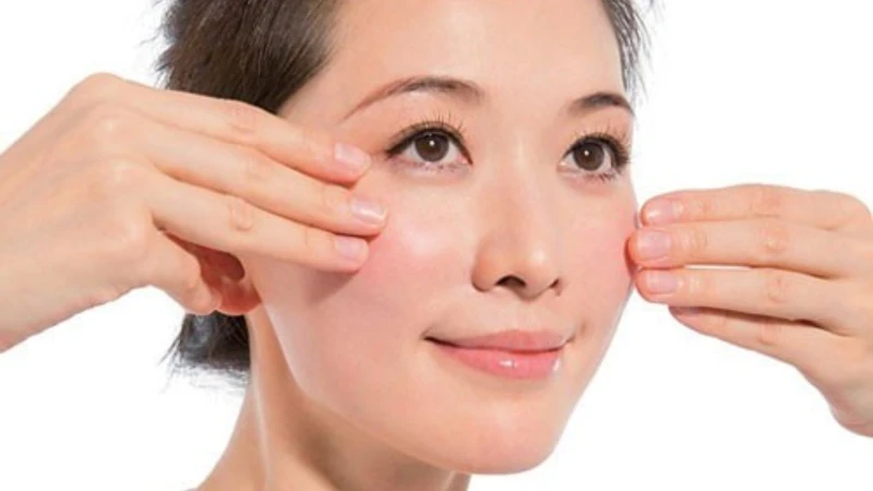 Tập các bài kéo giãn nhẹ nhàng cơ mặt và cơ hàm theo hướng dẫn phù hợp