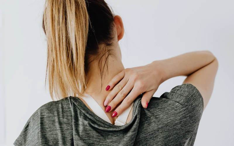 Người bị viêm cơ thang thường xuyên cảm thấy đau nhức vùng vai gáy