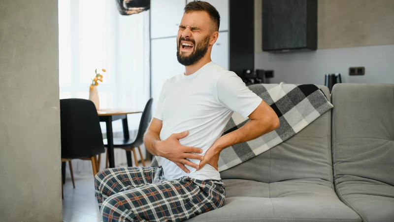 Viêm cột sống dính khớp có thể gây đau và hạn chế vận động