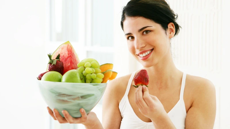 Người bị viêm da cơ địa nên ăn nhiều rau xanh, trái cây, thực phẩm giàu omega-3 (như cá hồi, hạt lanh)