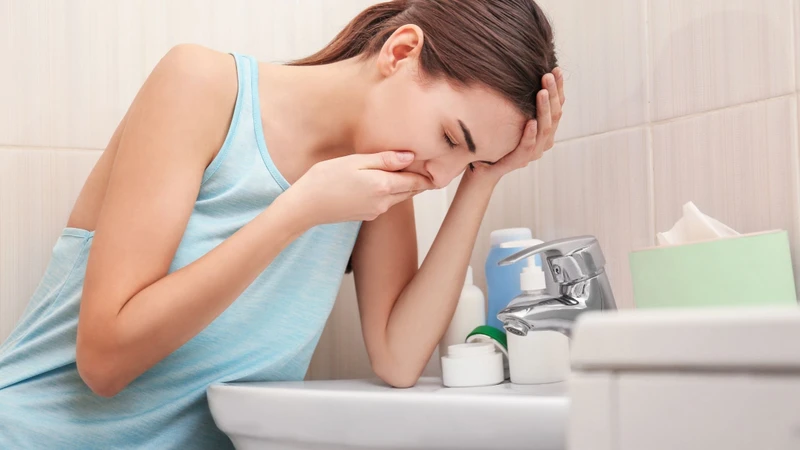 Khi xuất hiện dấu hiệu nghiêm trọng như nôn ra máu, tiêu chảy phân đen, người bệnh cần thăm khám điều trị ngay