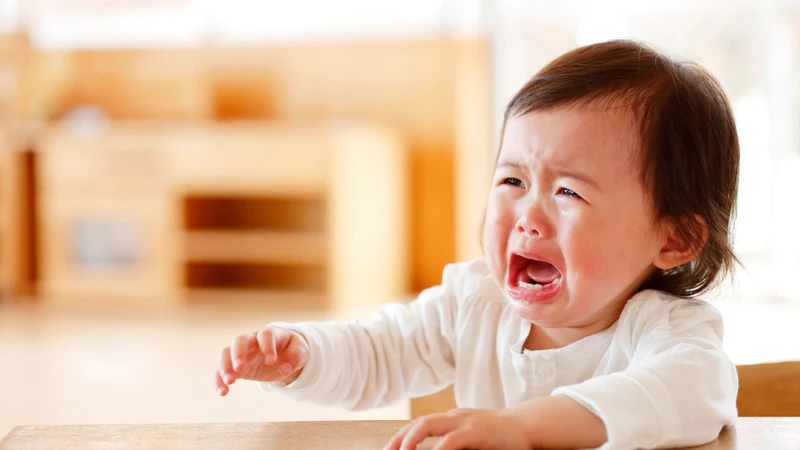 Trẻ nhỏ bị&nbsp;viêm dạ dày ruột cấp thường bú kém và quấy khóc nhiều