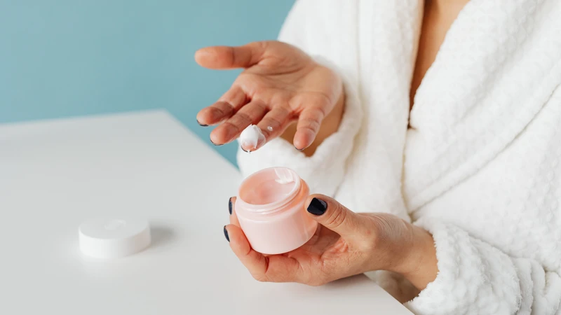 Việc chăm sóc da đúng cách đóng vai trò quan trọng trong phòng ngừa viêm da tiếp xúc
