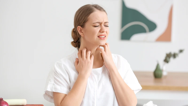 Viêm da tiếp xúc có thể xảy ra khi da tiếp xúc với rất nhiều yếu tố khác nhau