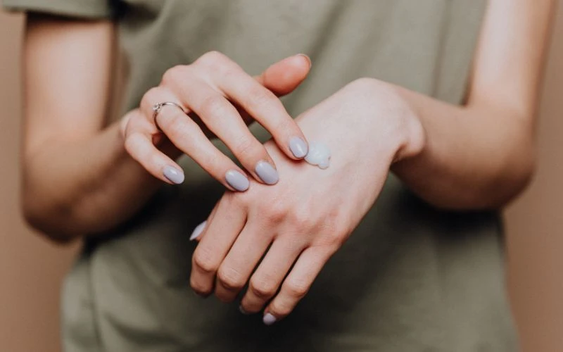 Nên bôi dưỡng ẩm vùng da bị tổn thương để phục hồi hàng rào bảo vệ da