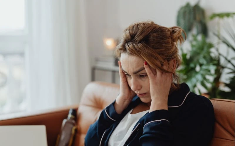 Stress, căng thẳng cũng là yếu tố nguy cơ cao dễ mắc viêm da tiết bã