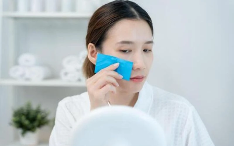 Vệ sinh da sạch sẽ hằng ngày bằng các sản phẩm dành riêng cho viêm da tiết bã để kiểm soát tình trạng bệnh