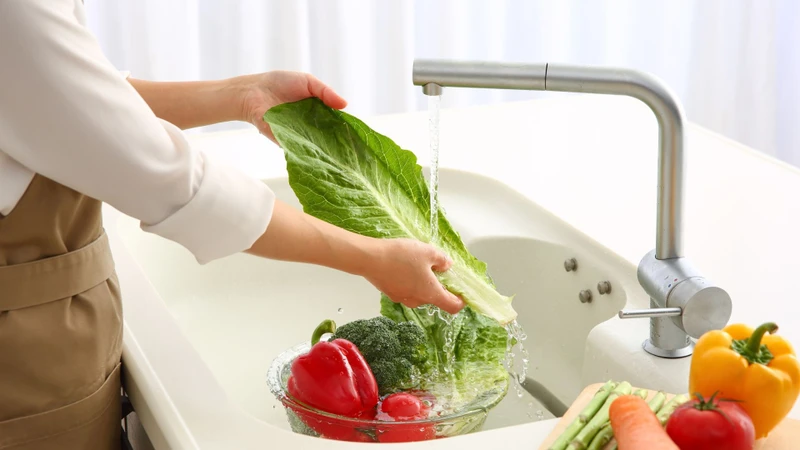 Hạn chế hoặc tránh các loại thực phẩm gây kích ứng như đồ cay nóng, dầu mỡ, rượu bia, đồ uống có ga giúp hệ tiêu hóa khỏe mạnh hơn.jpg