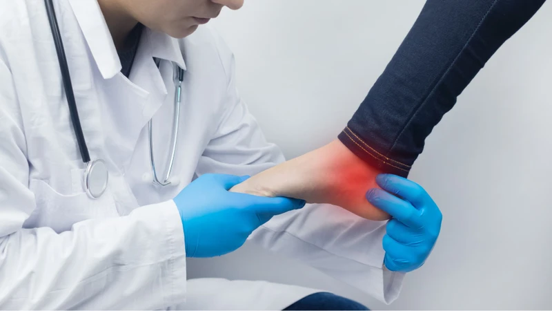 Thăm khám lâm sàng là bước đầu quan trọng giúp bác sĩ định hướng chẩn đoán viêm gân Achilles