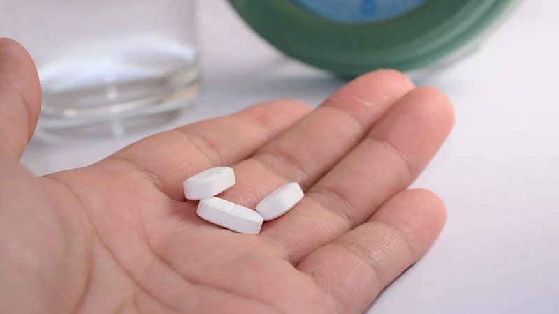 Điều trị chuẩn cho viêm gan tự miễn thường bắt đầu bằng việc sử dụng corticosteroid liều cao