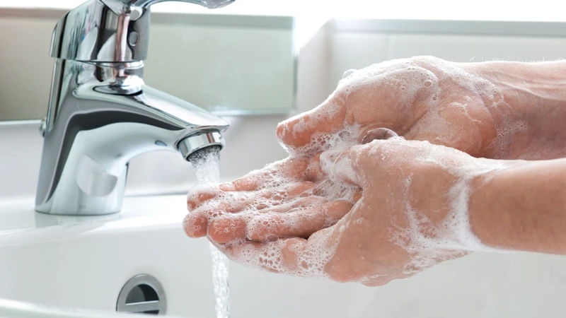 Vệ sinh tay và tiêm chủng phù hợp góp phần phòng bệnh đường hô hấp