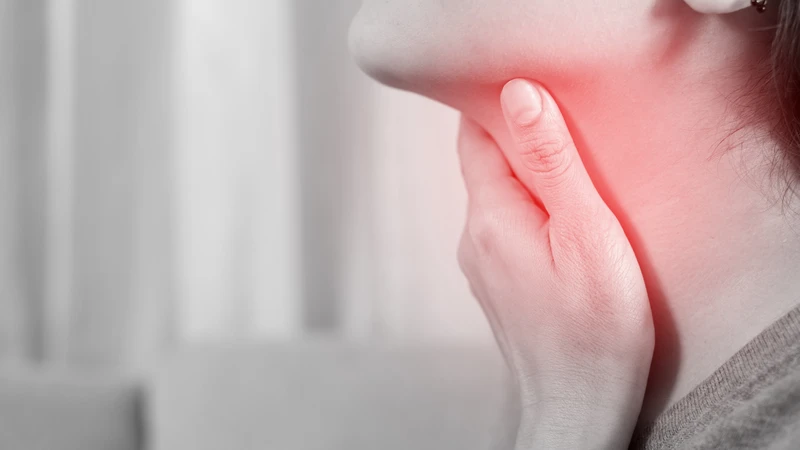 Đau họng là triệu chứng phổ biến của viêm họng do nhiễm khuẩn