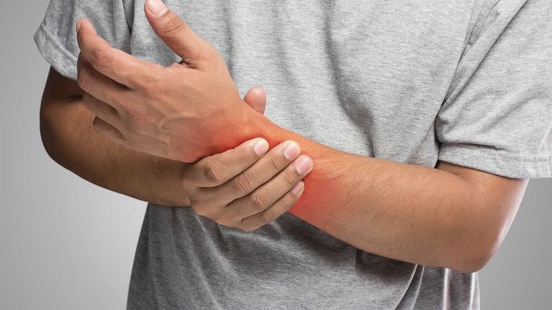 Sưng đau khớp là triệu chứng thường gặp nhất