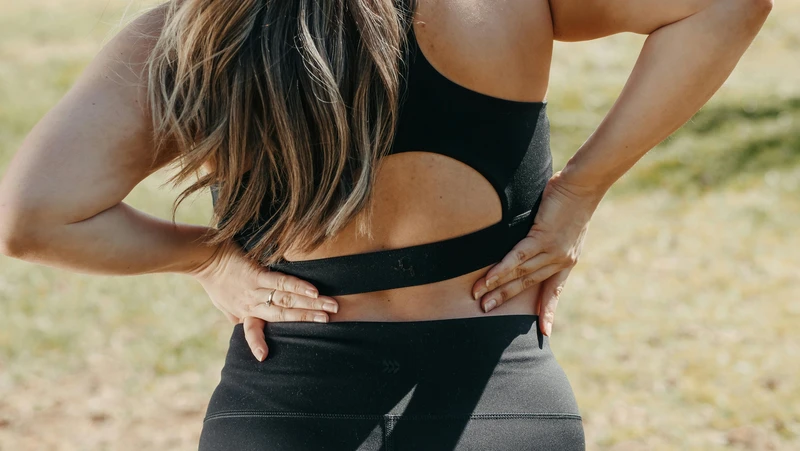 Việc đi bộ đúng có tác dụng hỗ trợ giảm đau do viêm khớp cùng chậu gây ra